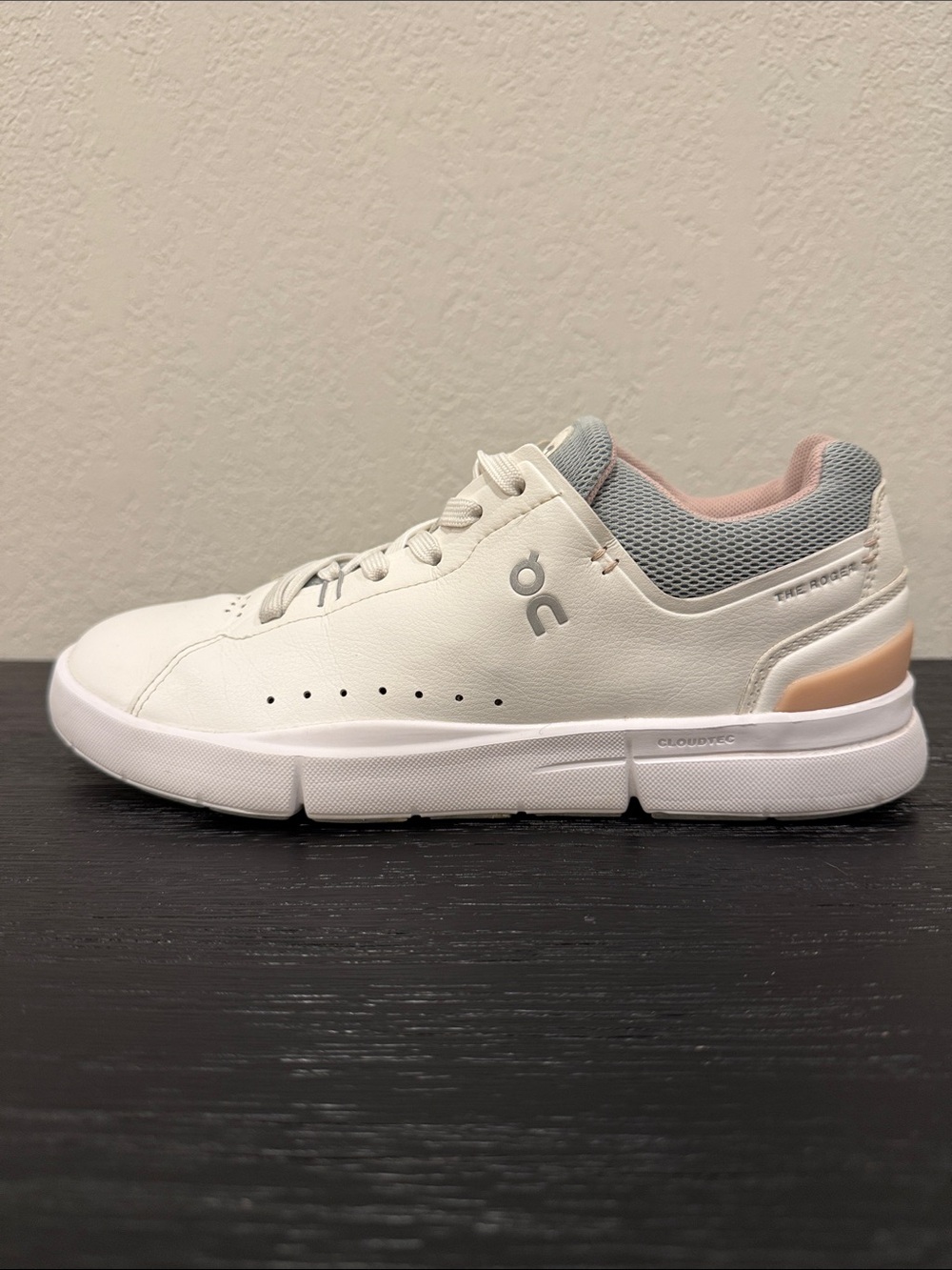 On Cloud Women’s Size 7.5 W7.5 Roger Walking Training Shoes White Blush Gray